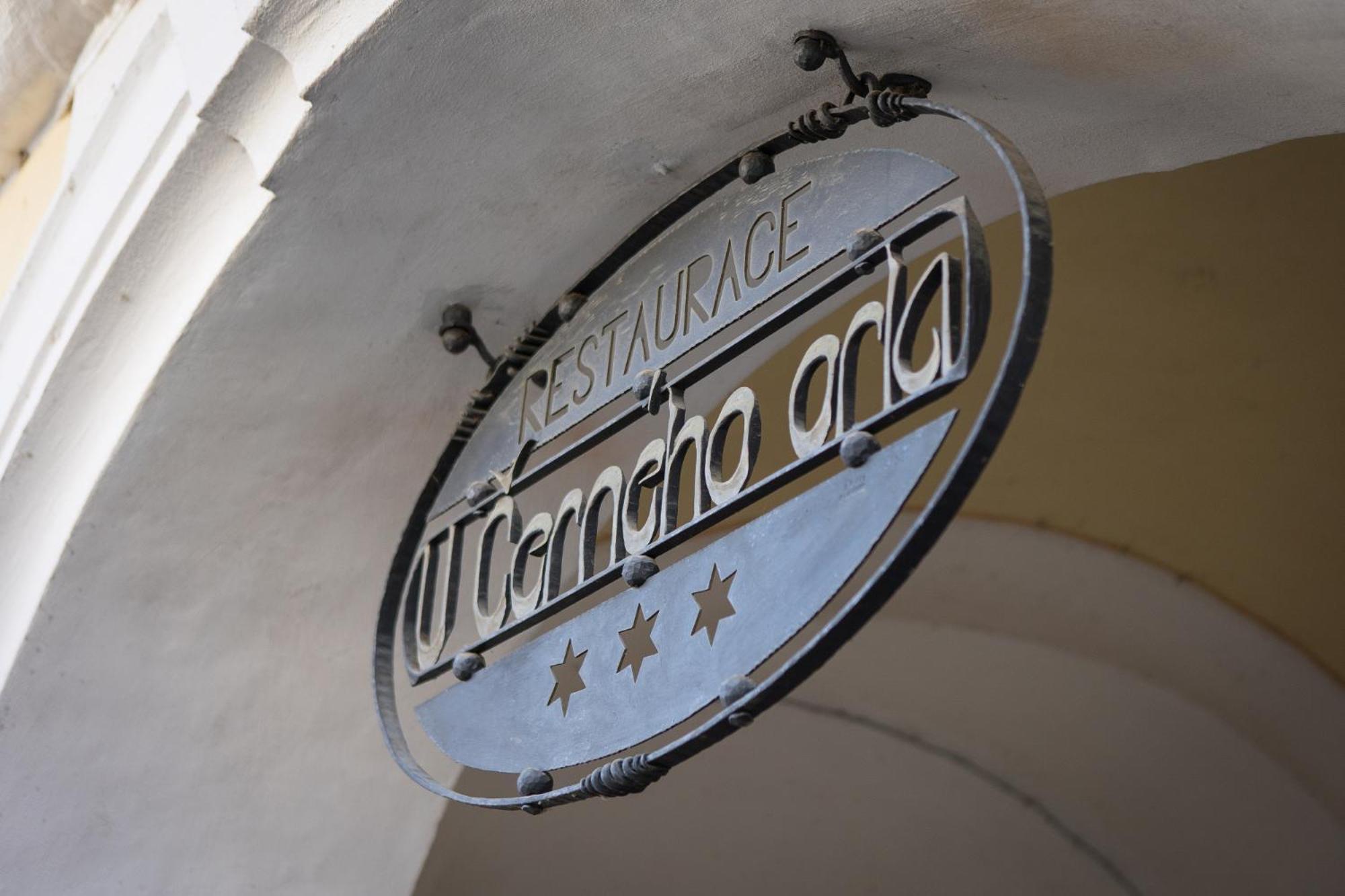 Hotel U Cerneho Orla เตลช์ ภายนอก รูปภาพ